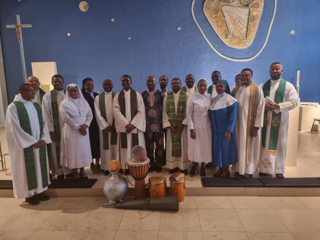 Tobechukwu Priests and Religious Choir is a small group of Catholic priests and religious women from Igboland, Nigeria, working in Germany. Through music, we promote the Catholic liturgy and worship of God, with its Igbo and African character. The name "Tobechukwu" says it all: "Praise the Lord."